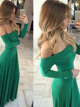 Vestido de noche con hombros descubiertos